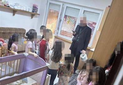 Осуммина, меѓу кои и полицаец и мајка му се уапсени, откако 31 дете се најдени во куќа во БиХ