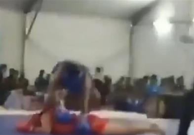 ММА борач (21) колабира среде натпревар и почина (Вознемирувачко видео) 