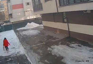 Ужас во Романија: Купишта снег паднаа врз жена на улица- веднаш почина (ВИДЕО)