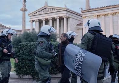 Најмалку 155 приведени во насилните протести во Солун и Атина (ВИДЕО)