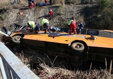 Најмалку 37 загинати и десетици повредени во судар на два автобуса во Боливија 