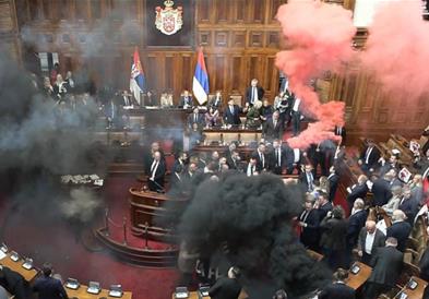 Видео- фото: Српската опозиција фрли димни бомби на собраниска седница, има повредени
