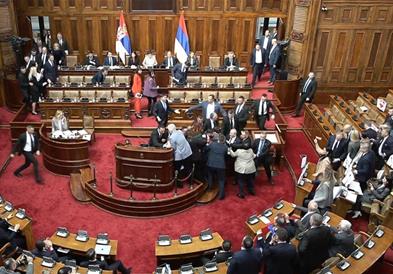 По инцидентите, граѓаните и студентите се собираат пред српскиот Парламент