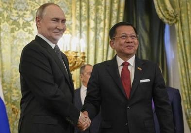 Шефот на мјанмарската хунта го нарече Путин „крал“ за време на посетата на Кремљ