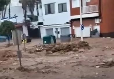Страшно невреме беснее на Канарите: Автомобили однесени во море, евакуација во Валенсија(ВИДЕО)