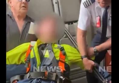 Патници совладаа тинејџер, кој се обидел да влезе во авион вооружен со пушка (ВИДЕО)