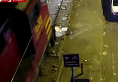 Маж имал неверојатна среќа: Заспал на шините кога поминал воз (ВИДЕО)