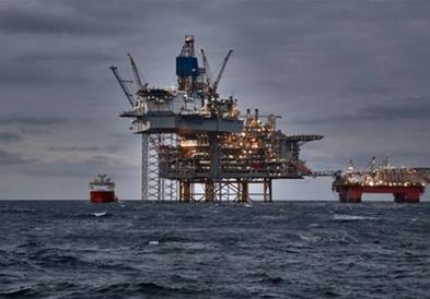 Цените на нафтата продолжуваат да се намалуваат на почетокот на новата недела