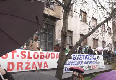 Српските студенти ги блокираа влезовите на РТС и РТВ, полицијата е распоредена во двете згради