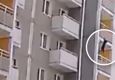 Девојче виси од балкон на висококатница, соседот ја спаси во последен момент (ВИДЕО)