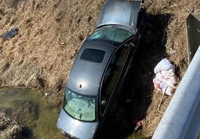 Жена слетала од пат и 6 дена останала заробена во автомобилот- никој не ја слушнал (ВИДЕО)