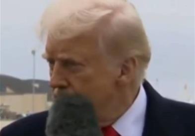 Видео: Новинар го удира Трамп со микрофон во лице, многумина ја коментираат неговата реакција