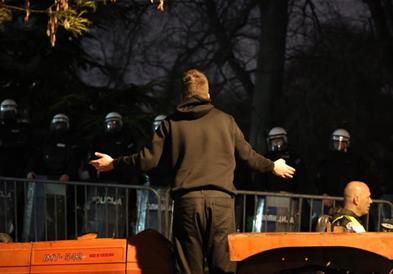 Студенти во Нови Сад синоќа се обидоа да ја блокираат зградата на Градското собрание