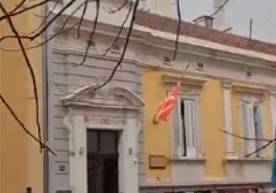 Пред македонската Амбасада во Белград граѓани оддадоа почит за загинатите во Кочани