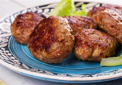 Рецепт за најсочни ќофтиња: Со овие трикови ќе добиете повкусно ќофте отколку во кафеана!