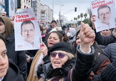 Судир меѓу полицијата и демонстранти на протестот за уапсениот градоначалник во Истанбул(ВИДЕО)