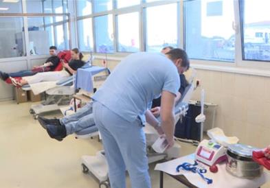 Студенти од сите факултети во Крагуевац даруваат крв за повредените во пожарот во Кочани
