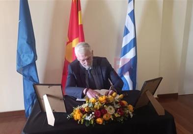 Заменикот МНР на Грција се потпиша во книгата на жалост во амбасадата во Атина