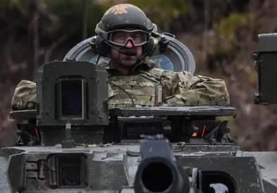 Принцот Вилијам возеше тенк во близина на границата со Русија и испрати порака до Москва 