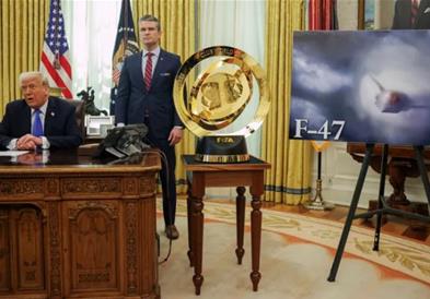 САД почнуваат со производство на борбен авион Ф-47 : Трамп ги покажа снимките во Белата куќа 