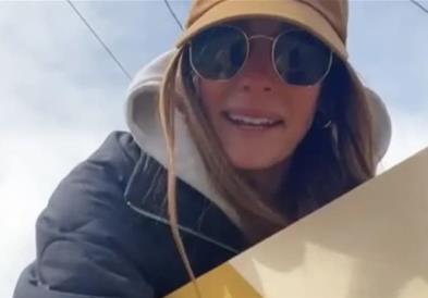 Пронашла фрлена украсна кутија- се шокирала кога видела што има внатре (ВИДЕО)
