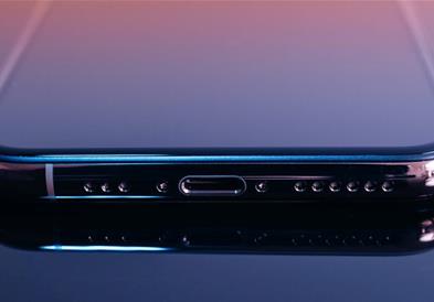 Голема промена за „iPhone“: Доаѓа стаклен „Pro“ модел?