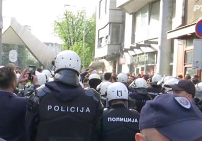 Се уште трае блокадата на РТС во Белград, со помош на полицијата утрово внесени дел вработените