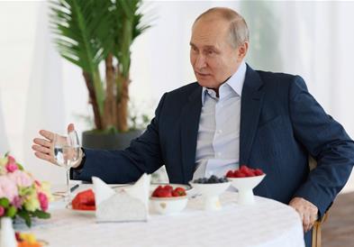 Путин пред камери се пофали со својот луксузен стан, го отвори и фрижидерот (ВИДЕО)