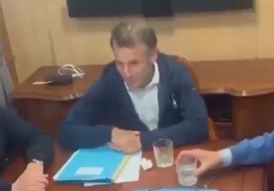 Елисејска палата: Белиот предмет на бирото на Макрон е марамче, а не дрога