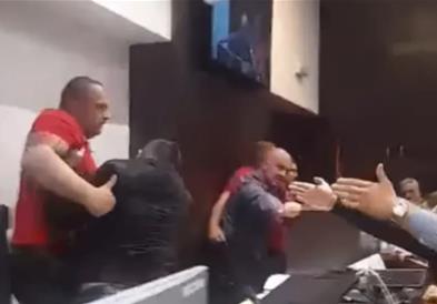 Масовна тепачка во собрание во Србија- се тепаат опозиционери со обезбедувањето (ВИДЕО)