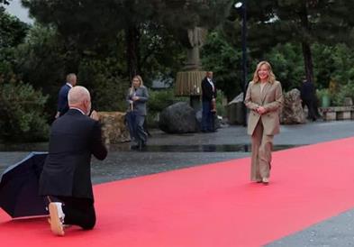 Видео: Рама ја дочека на колена италијанската премиерка Џорџа Мелони