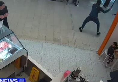 Банди со мачети се пресметуваат во трговски центар во Австралија (ВИДЕО)