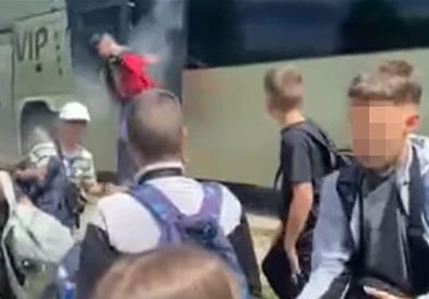 Видео: Ученици од Прокупље скокаат од запален автобус, чад од сите страни!