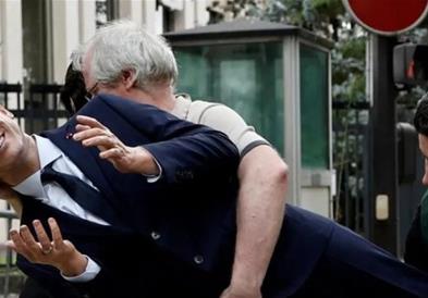 Активистите на Гринпис ја вратија украдената восочна фигура на Макрон (ВИДЕО)