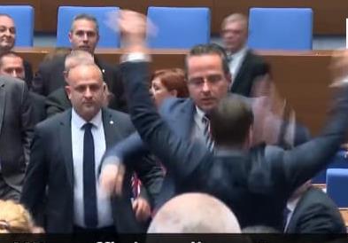 Тепачка во бугарскиот парламент поради еврото: Јаничари ја погребаа нашата држава (ВИДЕО)