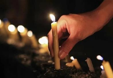 Православните верници денеска ја одбележуваат Задушница во пресрет на големиот празник Духовден