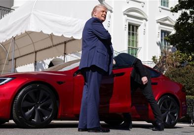 Трамп сака да ја продаде или дури и подари Теслата што ја купи од Маск (ВИДЕО)
