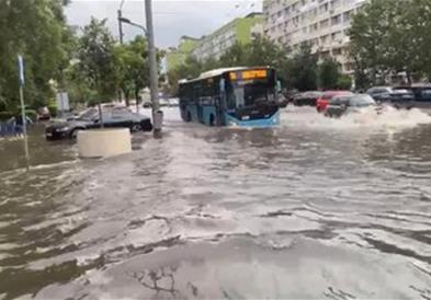 Страшно невреме во Романија: Букурешт под вода (ВИДЕО)