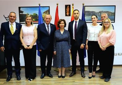 Сиљановска-Давкова на средба со претставници на Македонците во Албанија