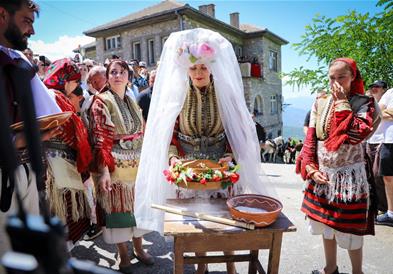Младенците Јован Филипоски и Лилјана Михајлоска се венчаа на годинешната Галичка свадба