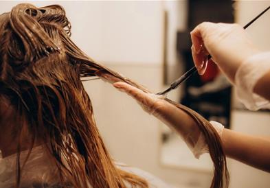 ​Боја на коса која ги брише годините, ги покрива седите влакна и не бара често бојадисување