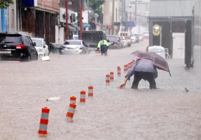 Бројот на жртви во поплавите во Јужна Кореја достигна 14, додека 12 се водат како исчезнати