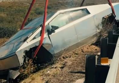 Сајбертрак слета од патот, го извлекуваат од длабока бездна (ВИДЕО)