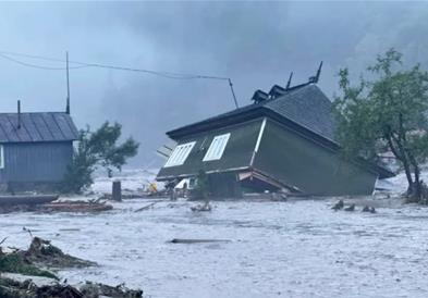 Романија под вода- не престануваат силните дождови, има загинати (ВИДЕО)