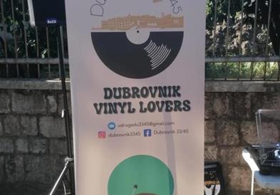 Тошо Филиповски на „Dubrovnik Vinyl Fair“ единствен колекционер од Македонија, ги претстави своите плочи и музичката литература
