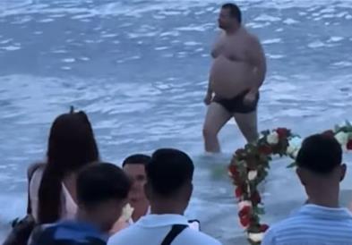 Додека момче запросува девојка, наеднаш сѐ тргна наопаку: Која е оваа сирена? (ВИДЕО)
