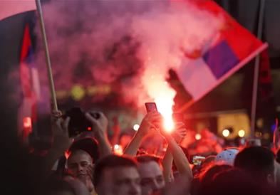 Жесток судир на полицијата со  демонстрантите во Нови Сад, нападнати се просториите на СНС (ВИДЕО)