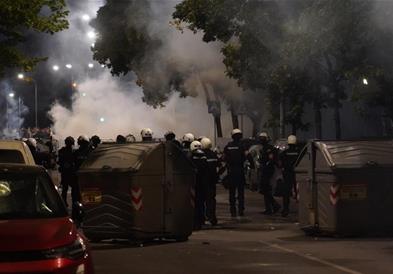 Дали и кој сака да испровоцира граѓанска војна, насилни судири на протестите во Србија, најдраматично во Нови Сад