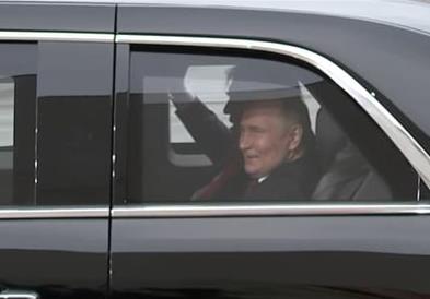 Трамп и Путин отпатуваа заедно до местото на одржување на самитот во американскиот „Ѕвер“ (ВИДЕО)