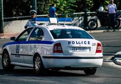 Ужас во Атина: Со нож избодел жена во влезот на зградата, па ѝ се предал на полицијата (ВИДЕО)